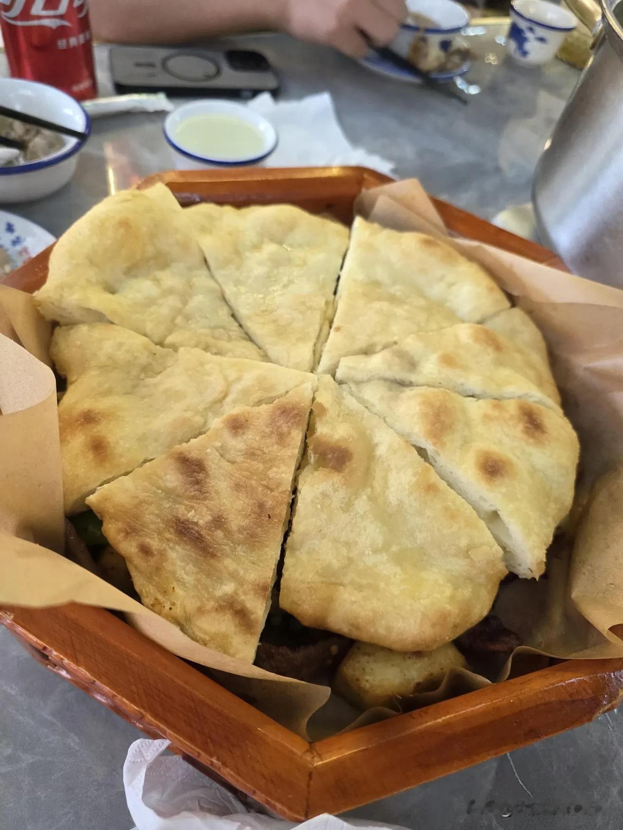 康巴牛肉盖被，清真美食中的典范，寻找旅游中的美食，牛肉盖的肉质鲜嫩多汁，炖得软烂