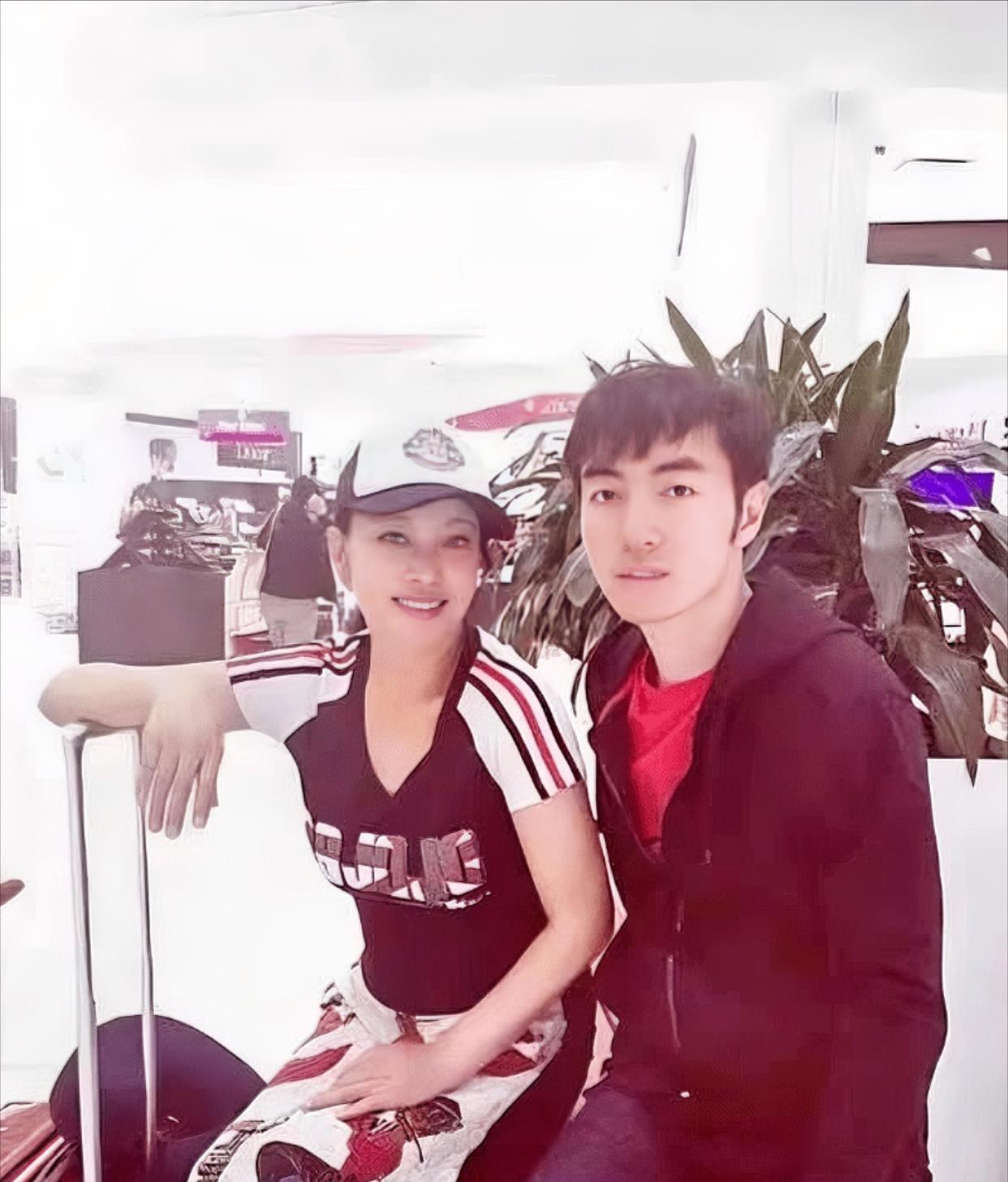 刘晓庆这么漂亮，外甥也眉清目秀，刘晓庆的巨额财产本来是留给他的。结果，刘晓庆收回