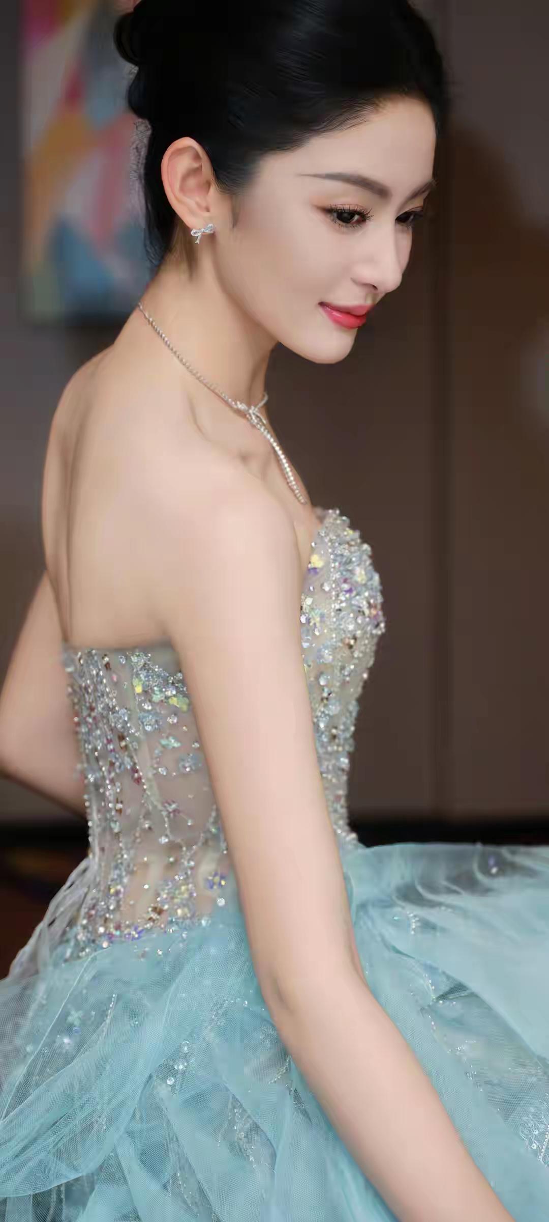 碧玉妆成一树高，万条垂下绿丝绦。