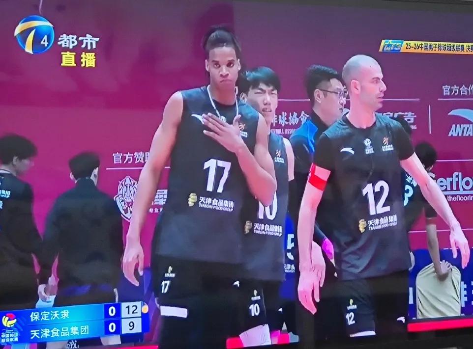 天津男排今晚比赛发球没有对手威胁大！天津男排的一传再次受到对手冲击！天津男排的失