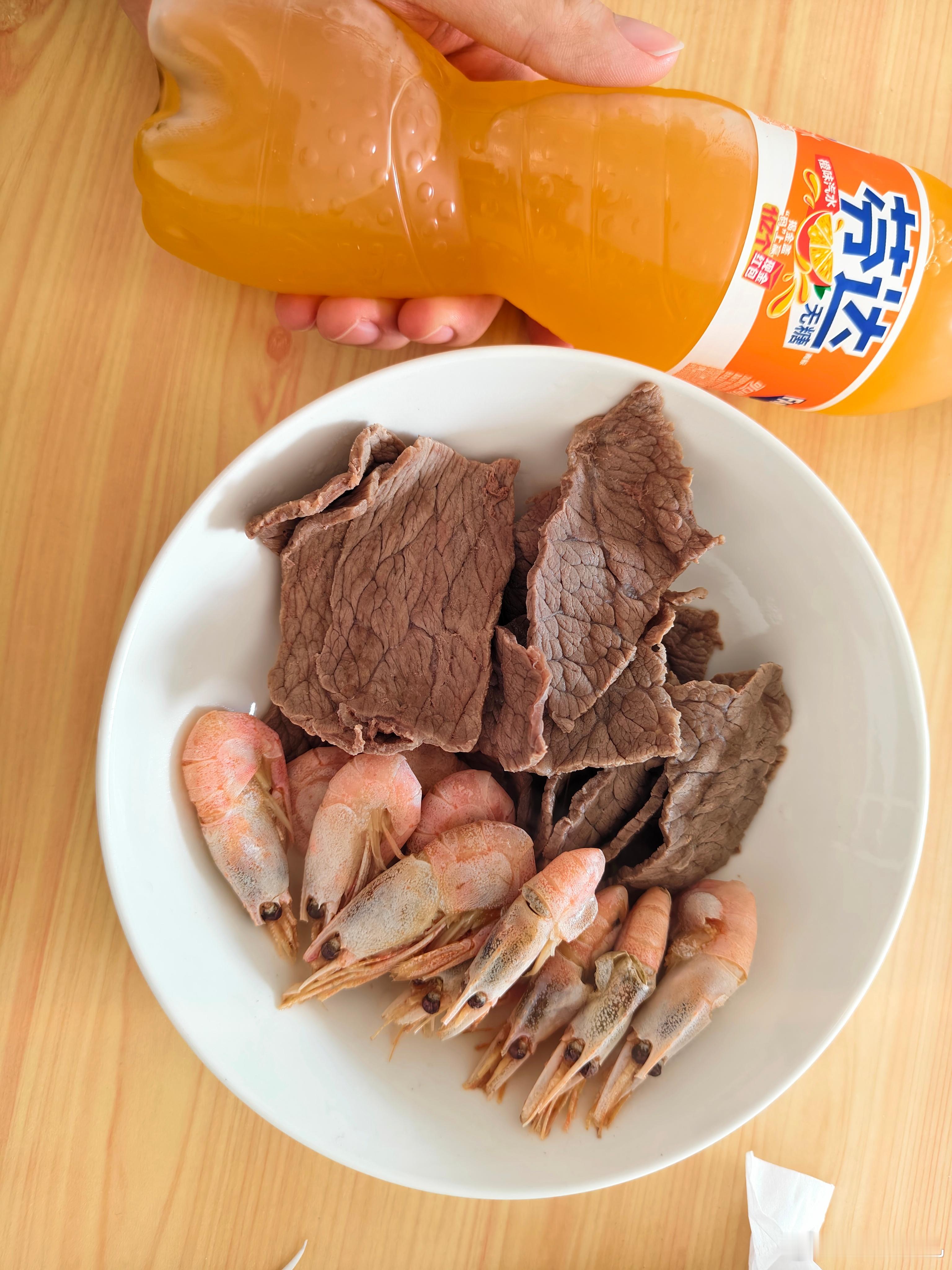 接上条零食有什么好吃的 烫点虾，烫点牛肉开吃。。配个冰镇无糖芬达仙品餐开吃 