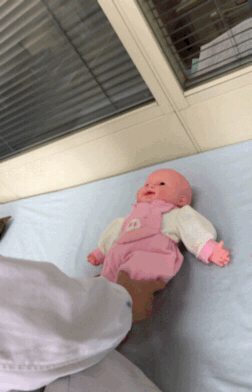 如何帮宝宝练习翻身呢？#儿童健康守护计划# ①选好练习场地。最好选择硬一点、宽敞