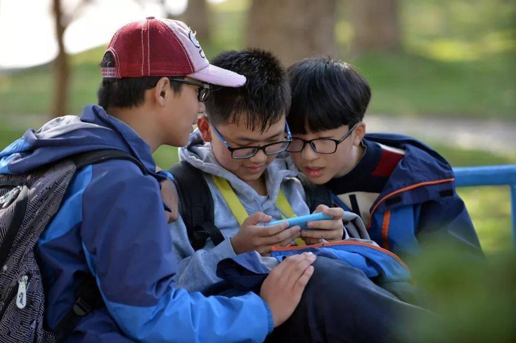 初中生替同学打游戏，同学给少量报酬，如何引导?

宝贝，妈妈/爸爸发现你最近在帮