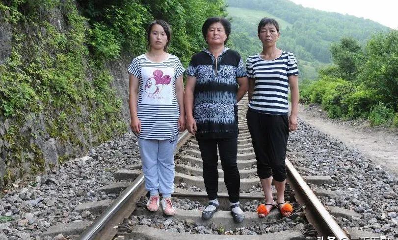 2012年，开往临江的6349次列车，正在铁轨上飞驰，突然，司机发现前方铁道中间