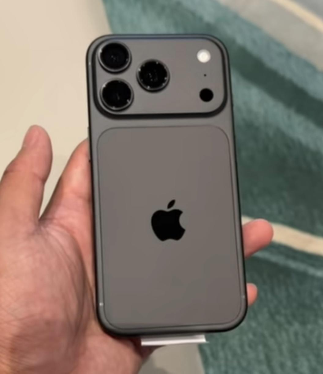 iPhone18Pro到底有没有黑色？
如果有苹果要加一层涂层
因为17Pro橙