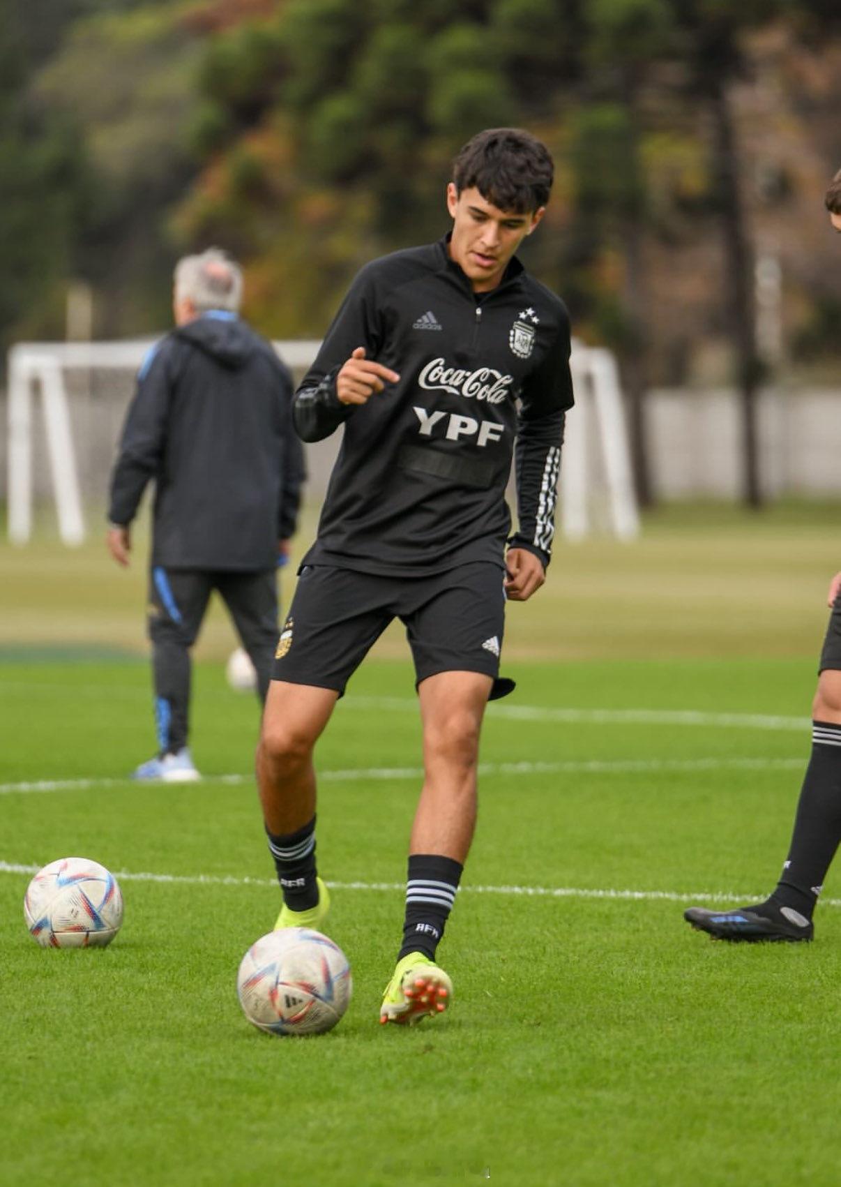 青年热身赛👦🎯🇦🇷阿根廷U20国家B队的马蒂亚斯·科尔多巴在阿根廷6-0