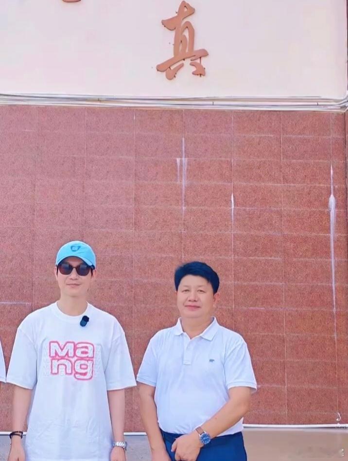 梨子一回家就被偶遇今天下午在立才 新鲜的小蓝帽 