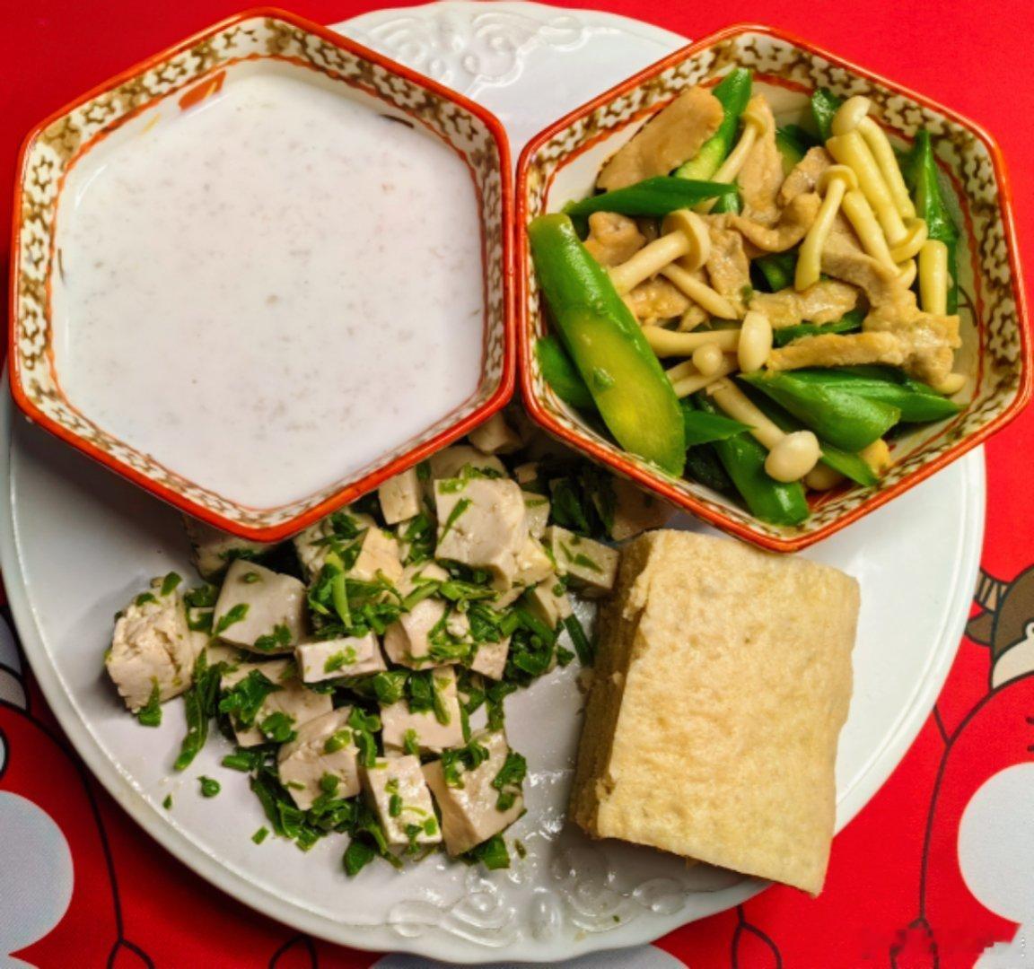 #这个问题吃什么# 午餐：全麦发糕，和面时牛奶加多了（妹妹家订的鲜牛奶搞活动赠送