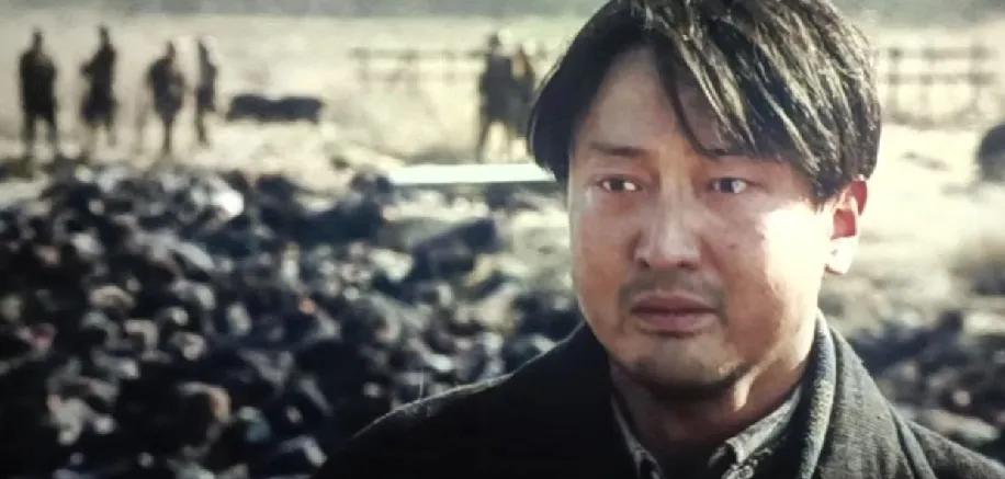 瘦三十斤，只为吃一口包子。

镜头里，他抖着手把热包子塞进嘴，眼泪混着肉末往下掉