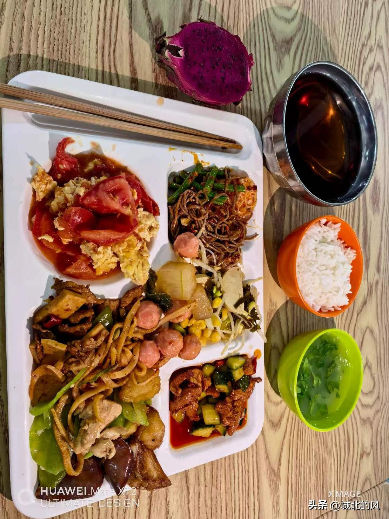 公司附近新开了一家社区快餐店，第一次吃，这份18元，大家觉得实惠么？实惠就点个赞