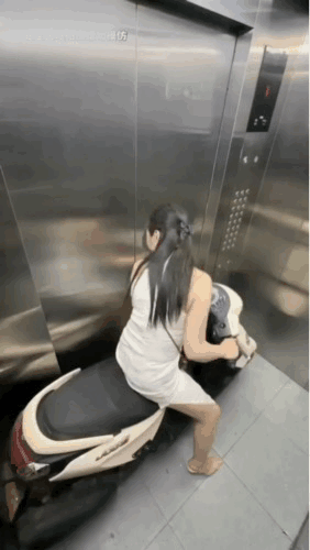 这女的怎么想的？这么大一辆电动摩托车开入电梯。为了省那几块钱电费，至于吗？
万一