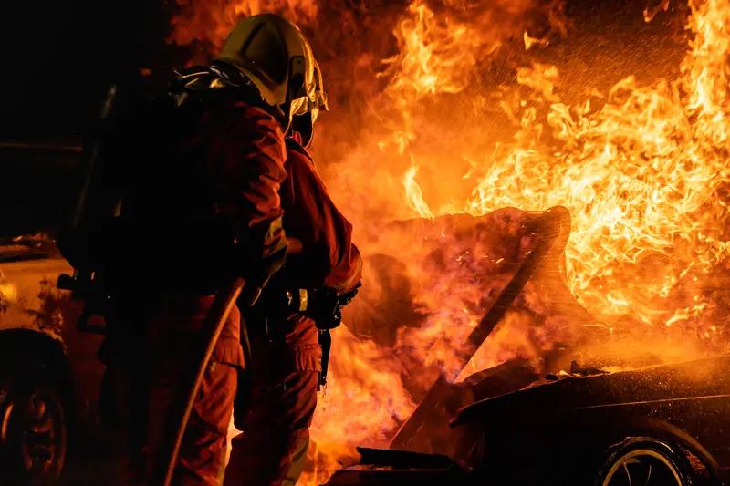 2025年11月13日凌晨，福建厦门海沧区一科技园区突发大火，现场火势凶猛，黑烟