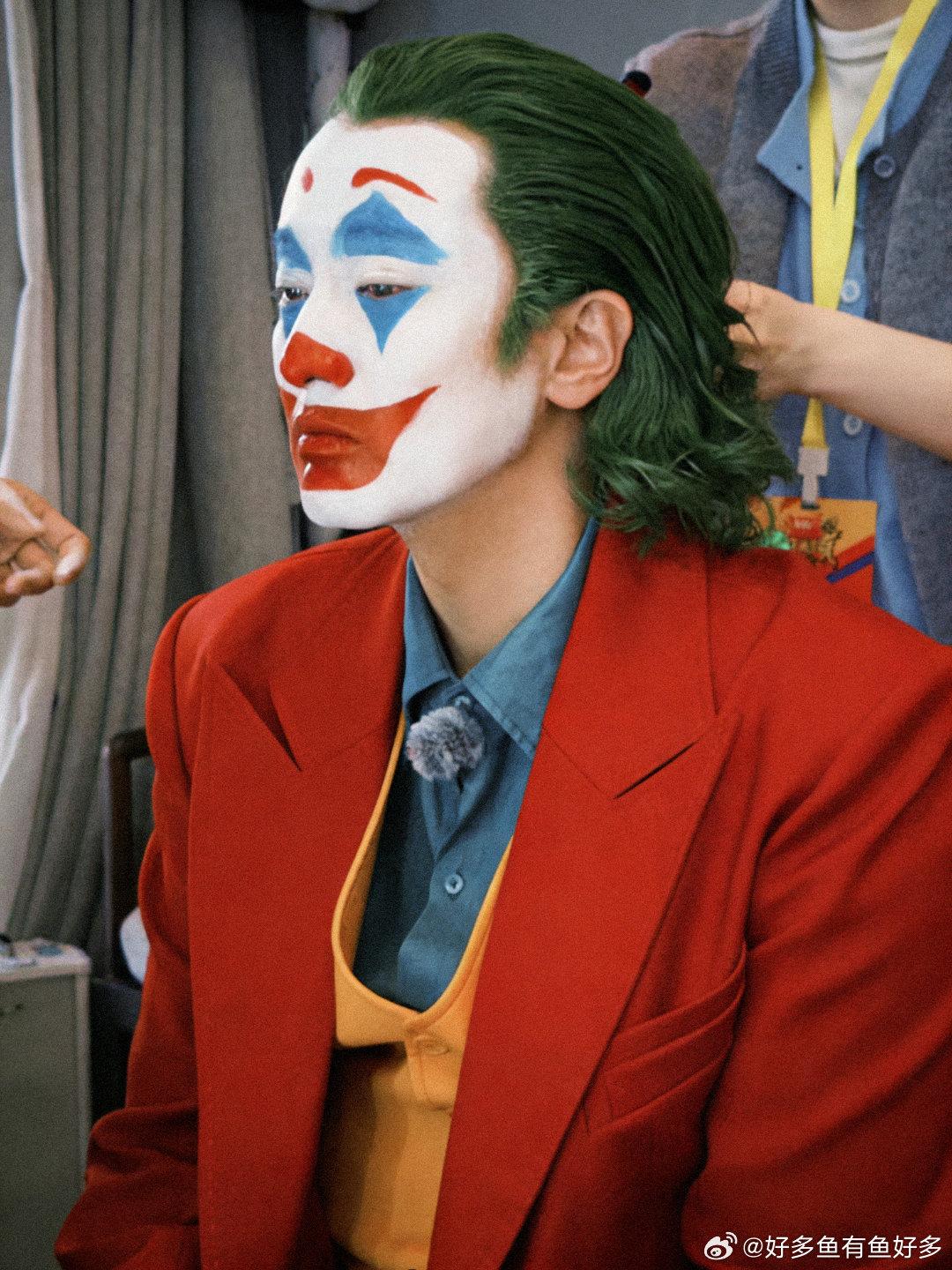 王传君哥谭小丑 王传君诠释的哥谭小丑太有灵魂，表层乏味下藏着极致疯癫，把角色的复