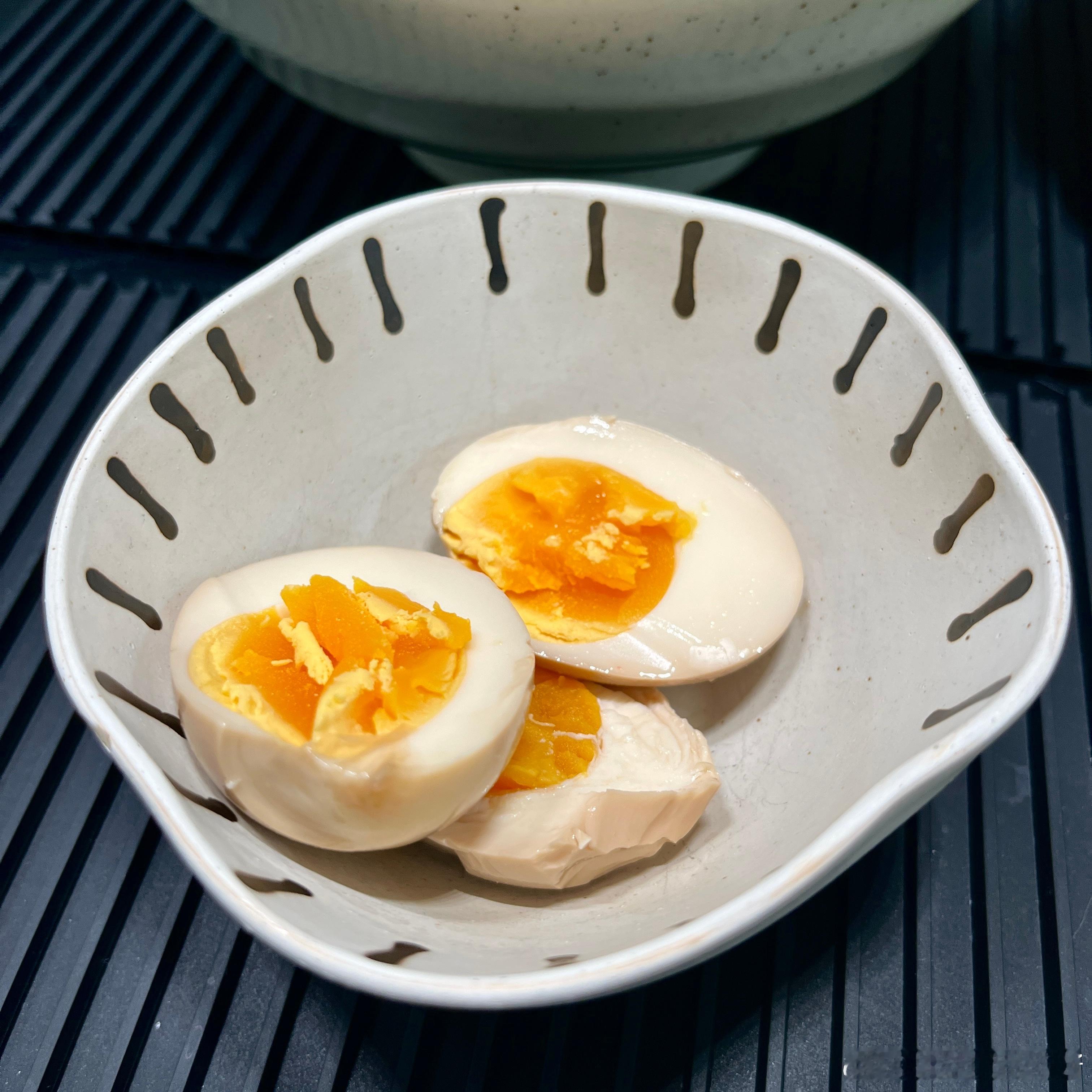 泡的溏心蛋好好吃，吸引来一只饿肚子的笨蛋[色] ​​​