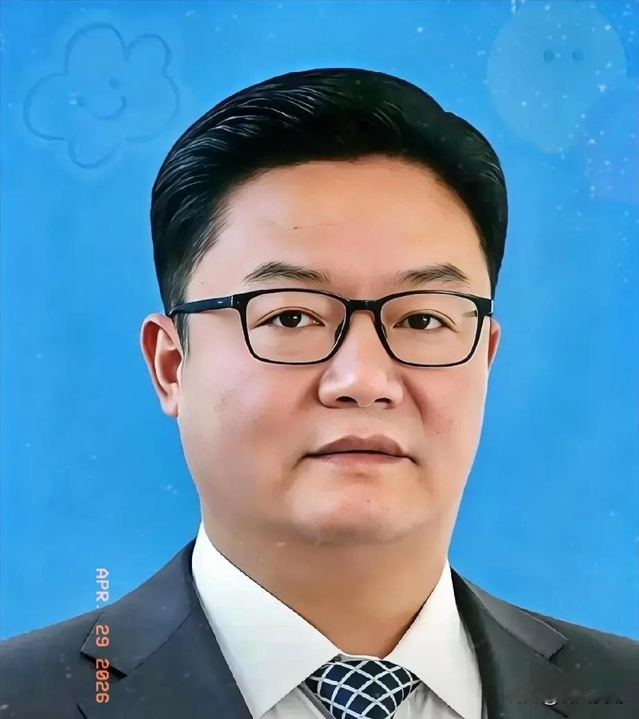 大半夜的，四川那边爆了个大雷。66岁的罗凉清被查了。这岁数本该在公园遛鸟，结果直