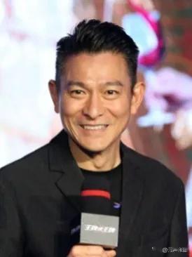 刘德华的鼻子，是真的很大，而且鼻头尖尖作钩状，从正面看，就像一架模型飞机，鼻翼像