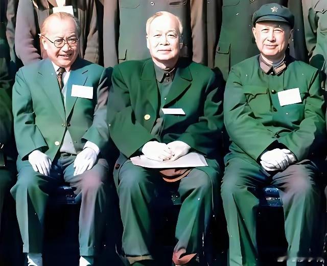 认识这三个人吗？他们都姓钱，三人都是各个领域的天花板级人物。左边的是钱伟长，他是