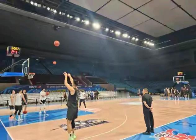 周琦和上赛季一样，继续受伤养病，北京男篮以全新阵容，对战上海。
第一，北京男篮首