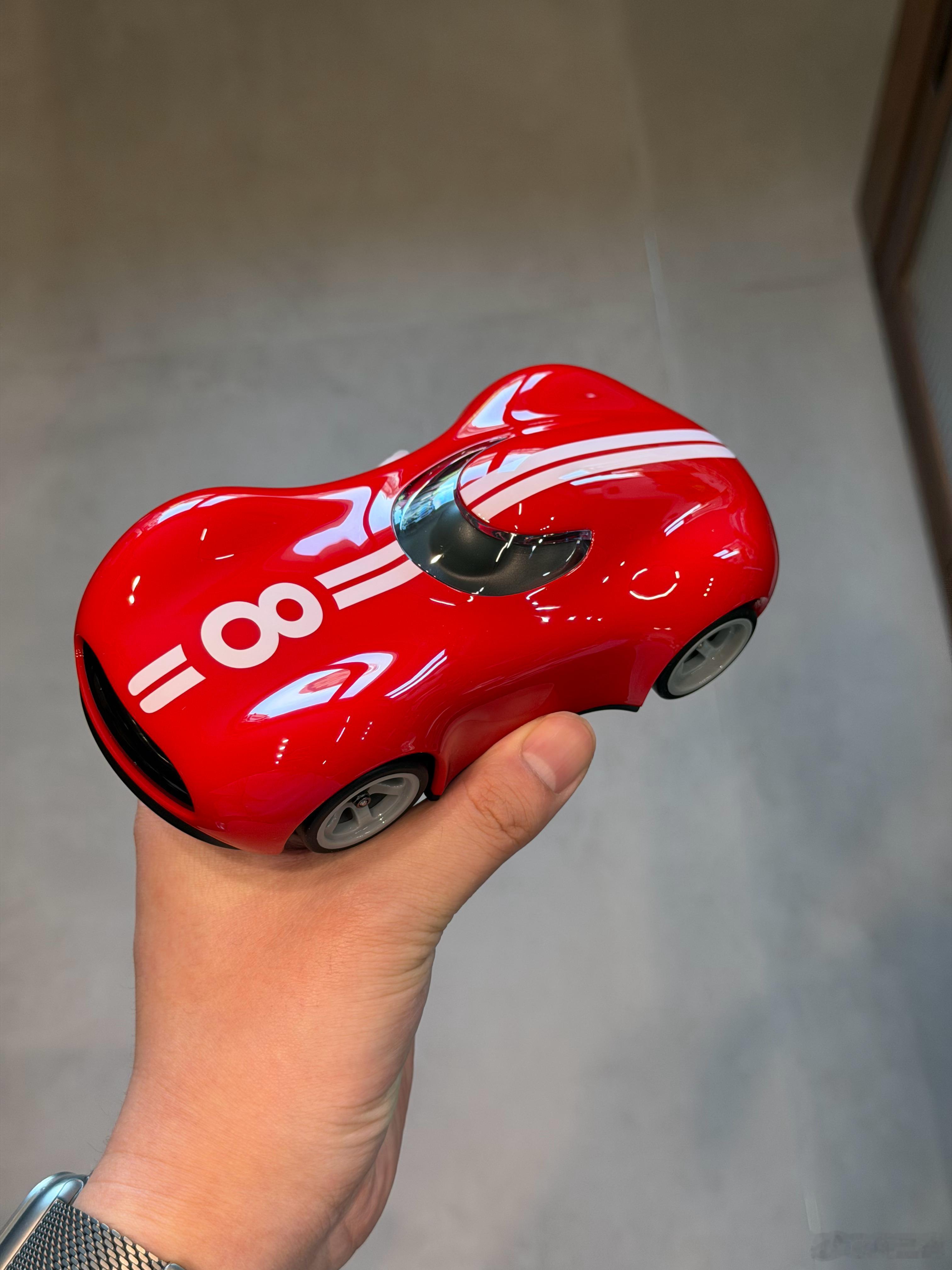 买了一台可以换电的遥控小车，操控巨灵活，难怪卖的贵些。替小π圆我小时候的梦，玩玩