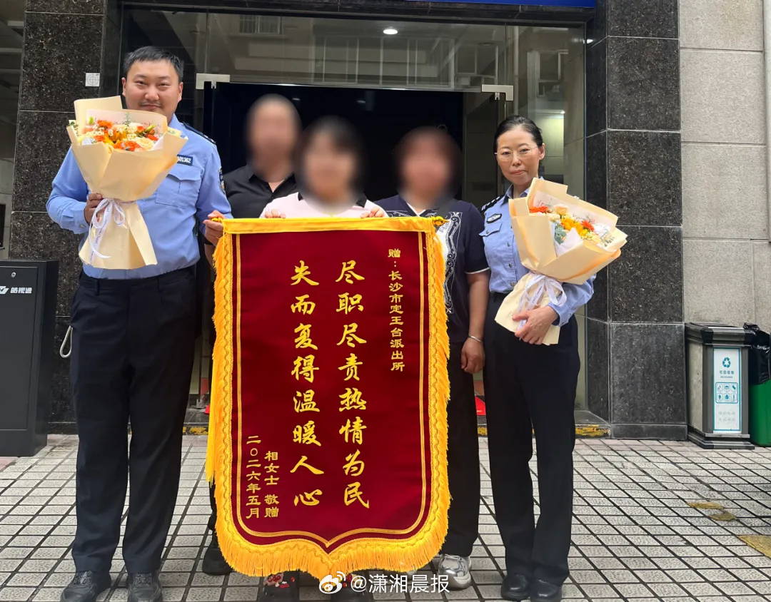 #追星女孩遇机票改签骗局被骗16万#【#女孩16万积蓄被骗光民警全数追回#】“齐