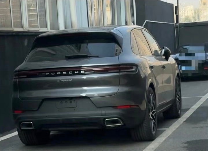 【男子交70多万买保时捷遭遇提车难】周先生在武汉一保时捷中心订购了一辆售价74.