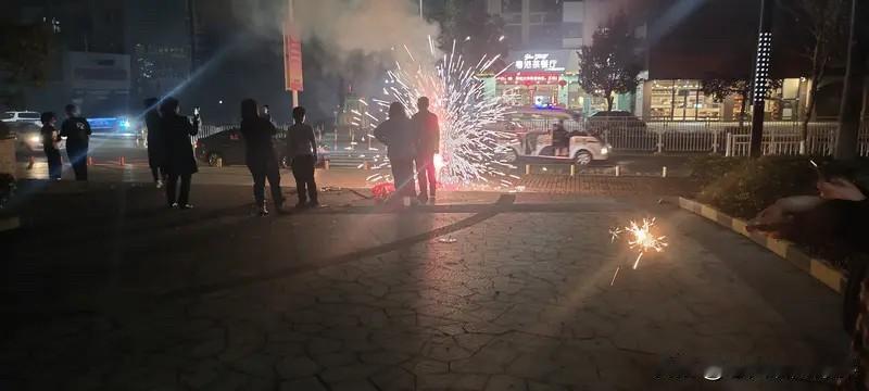 成年人替小孩放烟花，却忘了安全隐患，炮一响却悔断肠！违规燃放致他人受伤，万元代价