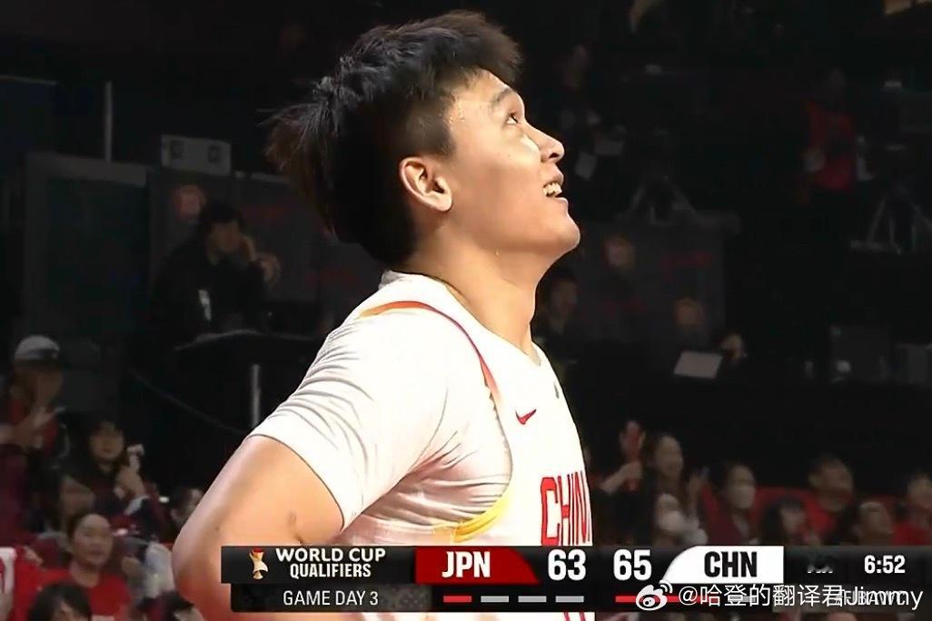 这吹进攻犯规？打你胸口你摸头干嘛？ 