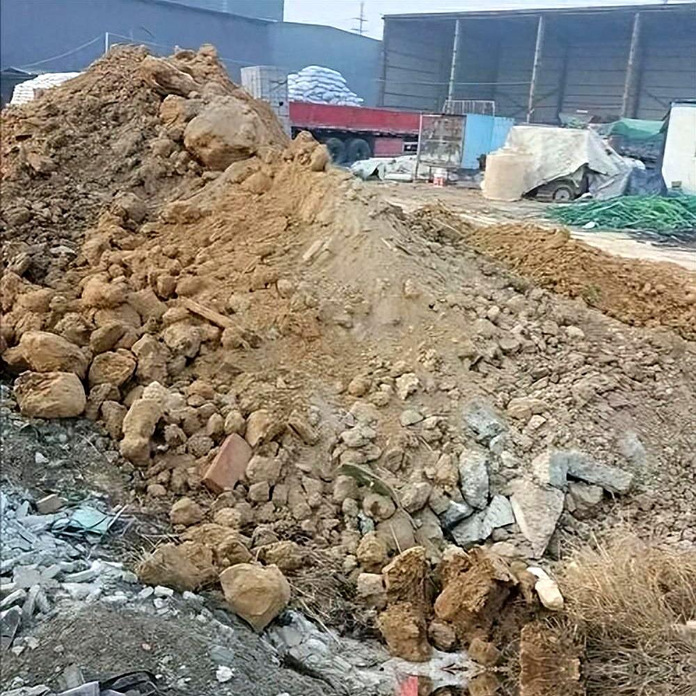 印度那边一热起来，场面就有点离谱。
48度的天气，电网扛不住了，变压器都得浇水降