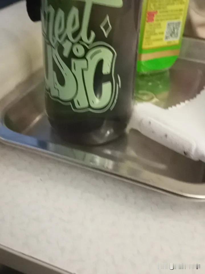 踏上火车才有短暂的休息时间，好久没有写头条了，因为实在是太忙了，当律师不容易啊。