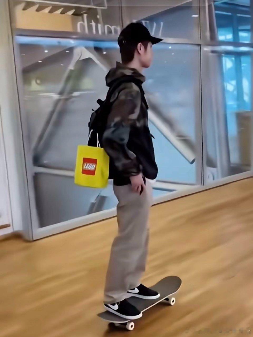 这张照片看得人心里软软的穿着自己搭的觉得很酷的衣服划着喜欢的滑板包上还挂着新买的