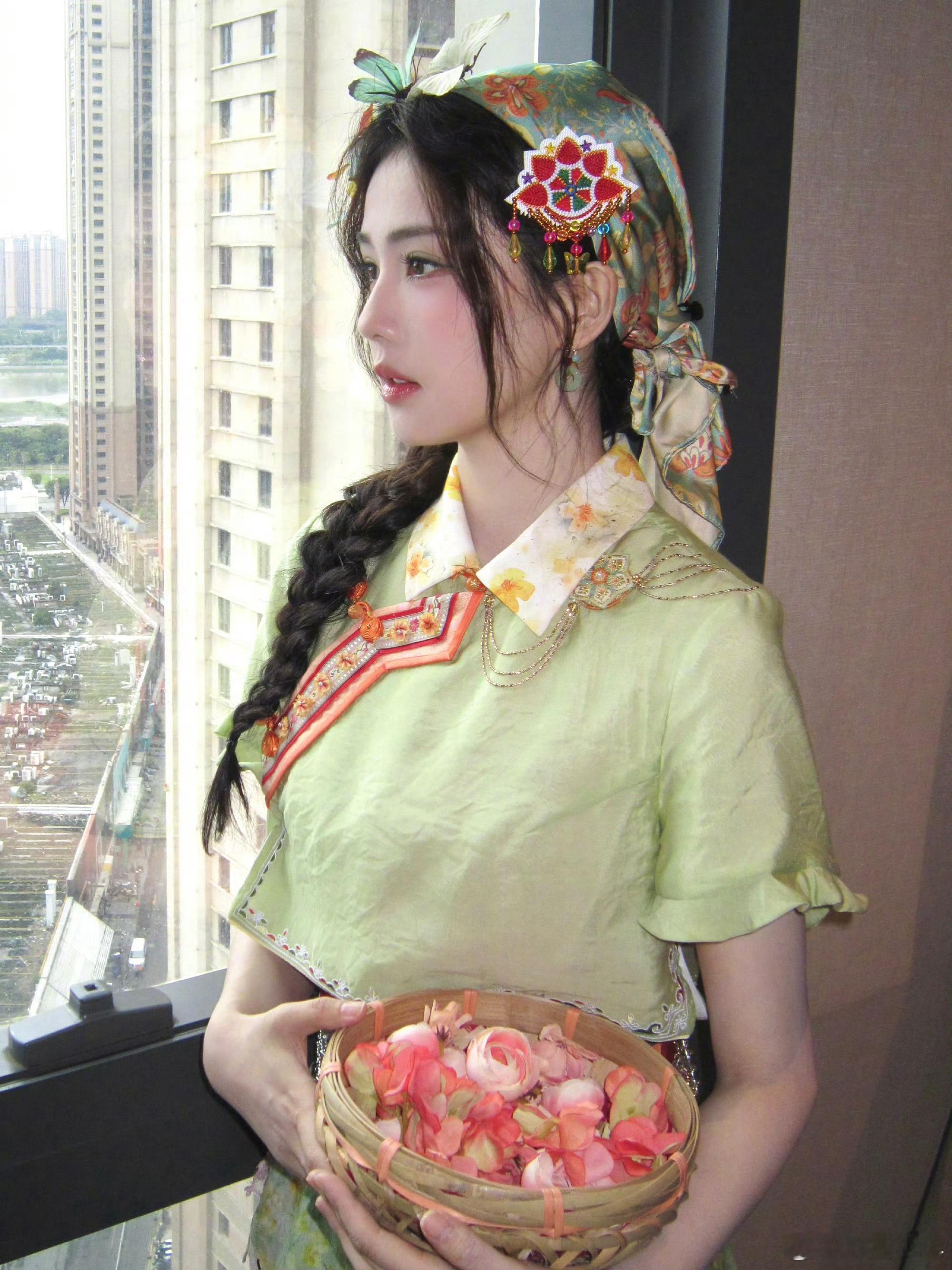 白鹿捧了好多花白鹿麻花辫手捧花眉眼温婉笑意浅浅，白鹿麻花辫造型出镜，手捧繁花浪漫