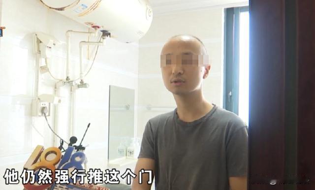 洗澡时，室友强推门？浙江杭州，男子在出租屋内洗澡，竟被室友强行推门，男子多次阻止