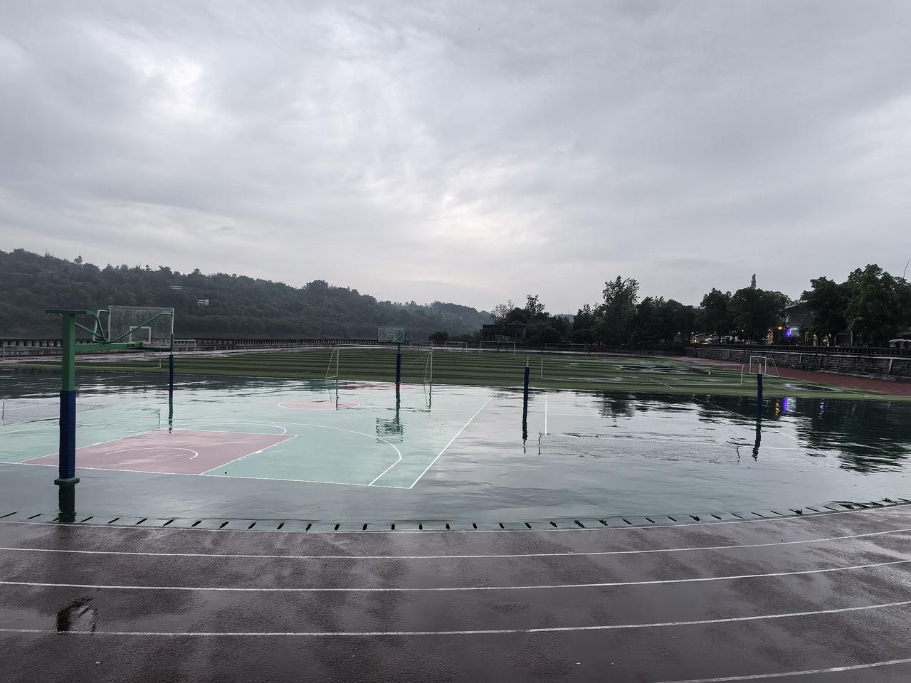 我认为不支持。每个孩子兴趣点不同，有人喜欢学习，学习进度快，知识面广；有些孩子的