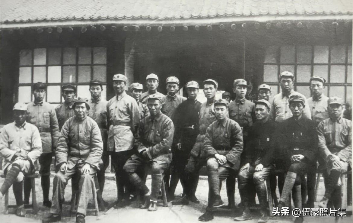 1938年，毛泽东等在延安与红军大学部分同志合影。前排左一聂鹤亭、左三朱德、左五
