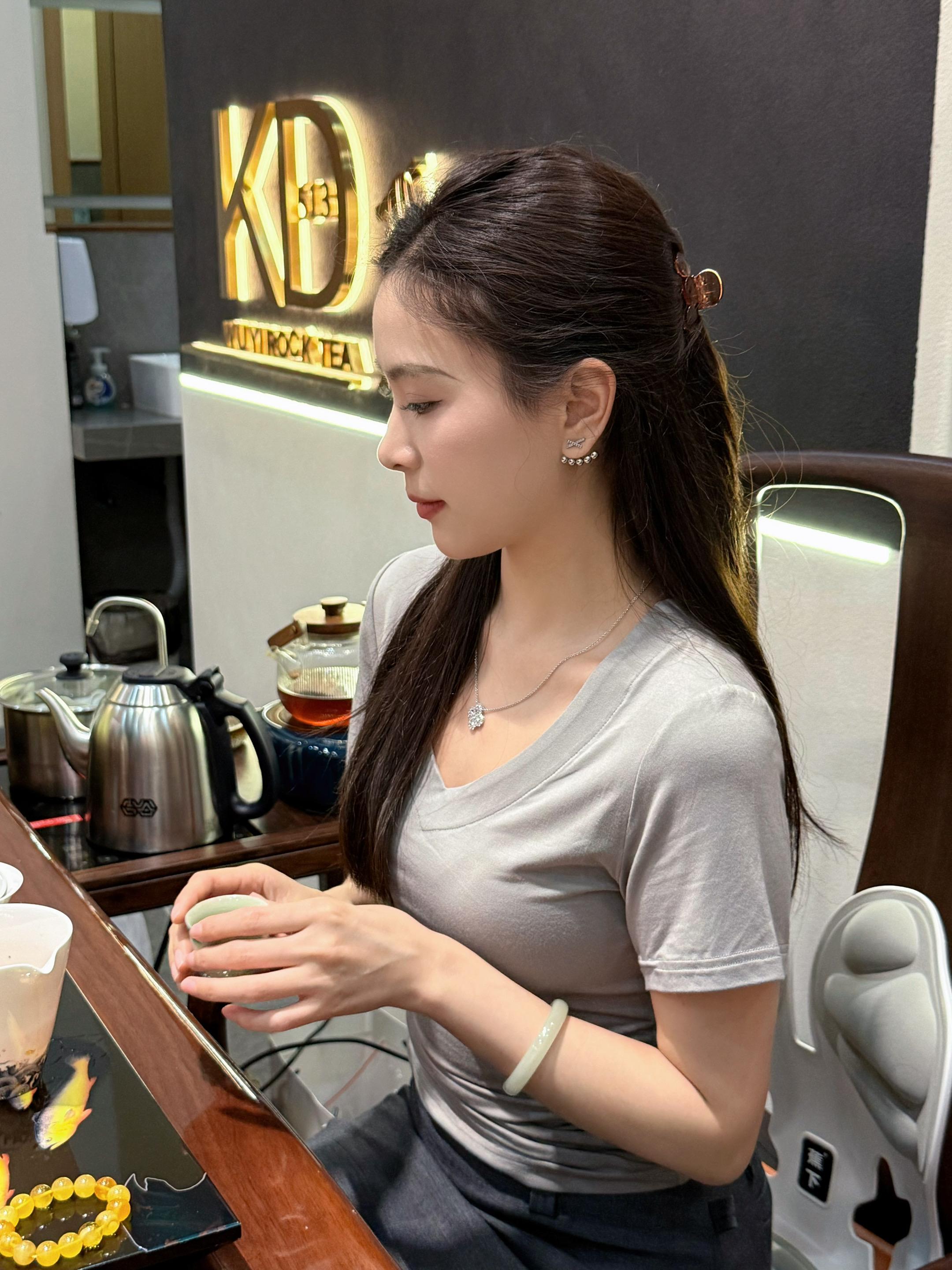 人群太吵，于是我捂上耳朵，做他最忠诚的信徒