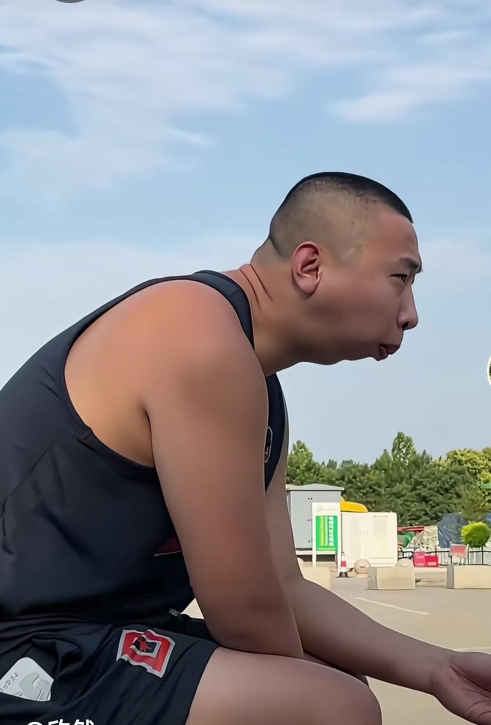 这种脸型，有什么特别之处吗 [抠鼻]
.