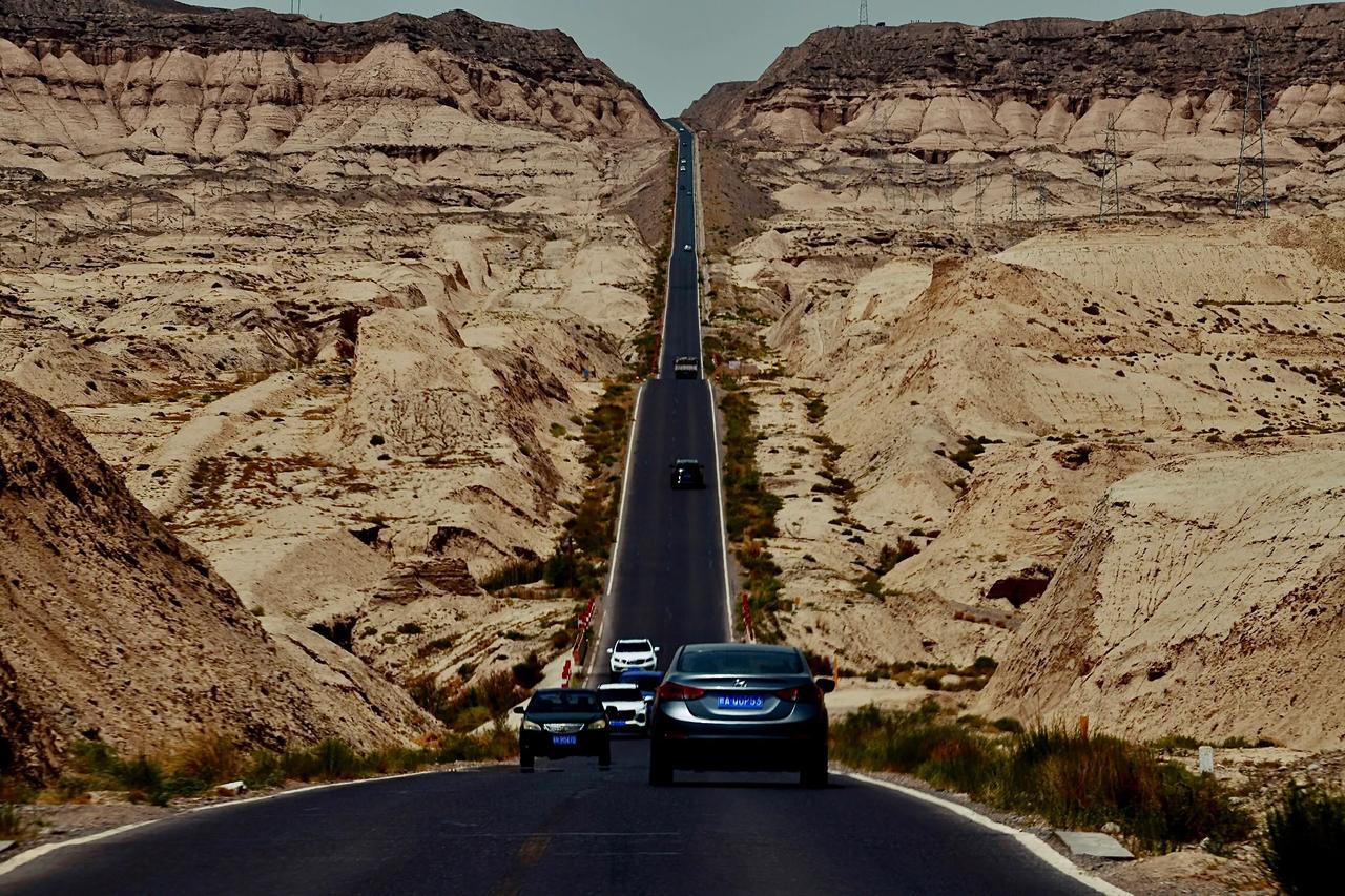 穿越荒漠的公路之旅，风景如画，心旷神怡！🏞️🚗💨U型公路
大西北一路风景 