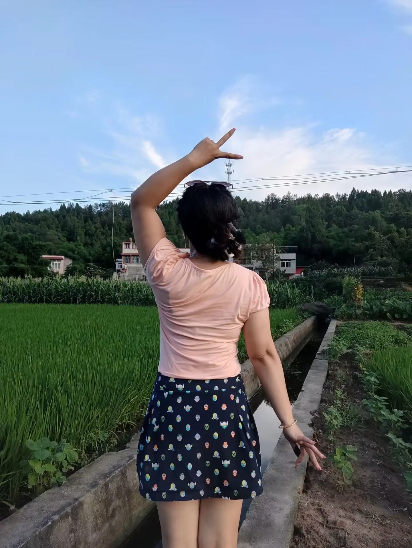 心情要好，生活要嗨，开心了就要笑，累了就休息，生活不一定很酷，但一定要...