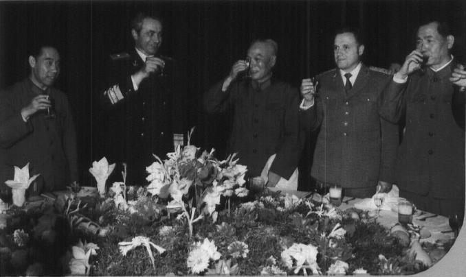 1975年，陈先瑞（中）在成都军区欢迎罗马尼亚军事友好代表团宴会上祝酒。