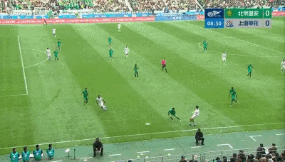 昨天还有这个：看台离得远，身边朋友都觉得是不是传中被封堵了，没想到最后是门球。慢