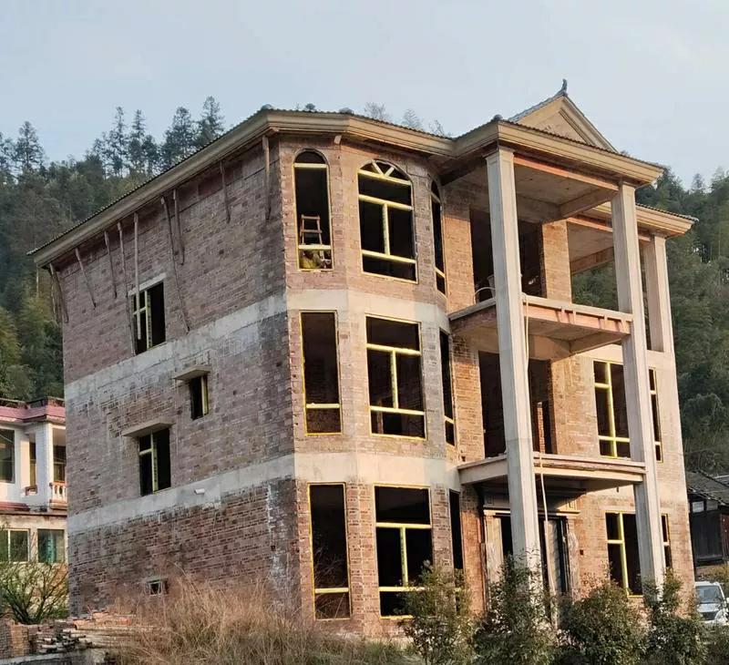 湖南人的三大执念：有钱后，回老家自建新房、回老家修缮祖坟、回老家续修族谱。

三