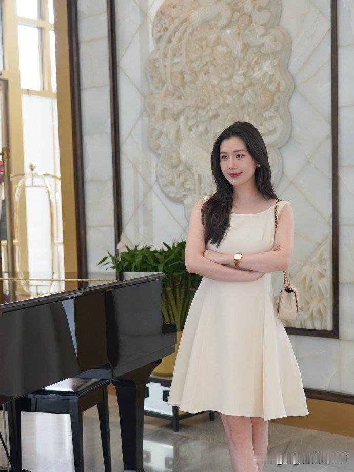 优雅气质，黑白钢琴旁的时尚穿搭