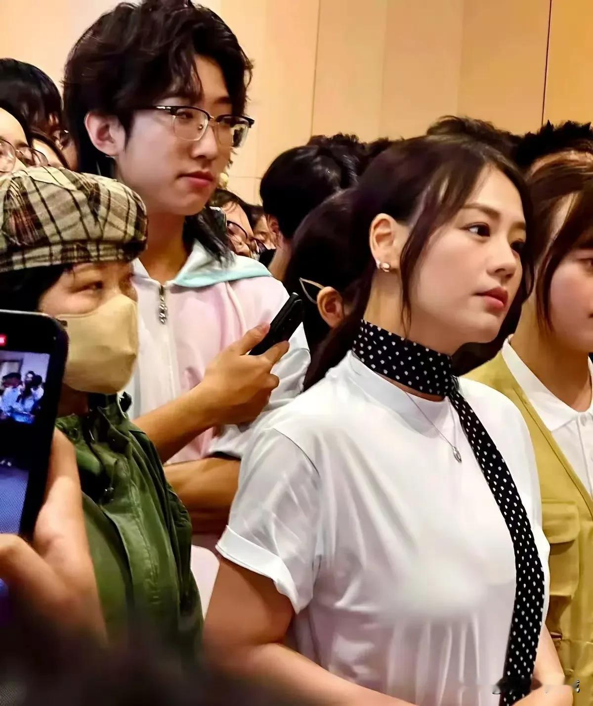 南通大学，迎来了美女明星！居然是她？

如果不看照片，你能认出这两天到南通大学来