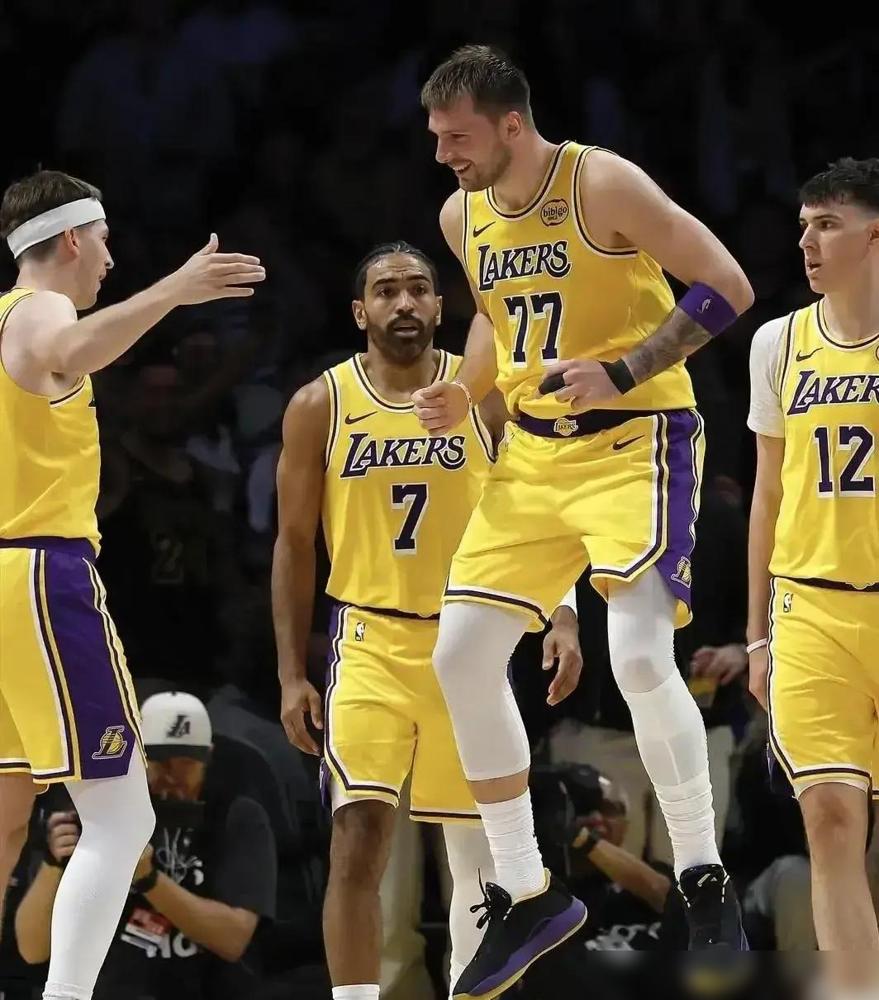 东契奇伤退，湖人烂摊子。别装可怜了，这是明码标价。
41岁的老詹，场均20+6