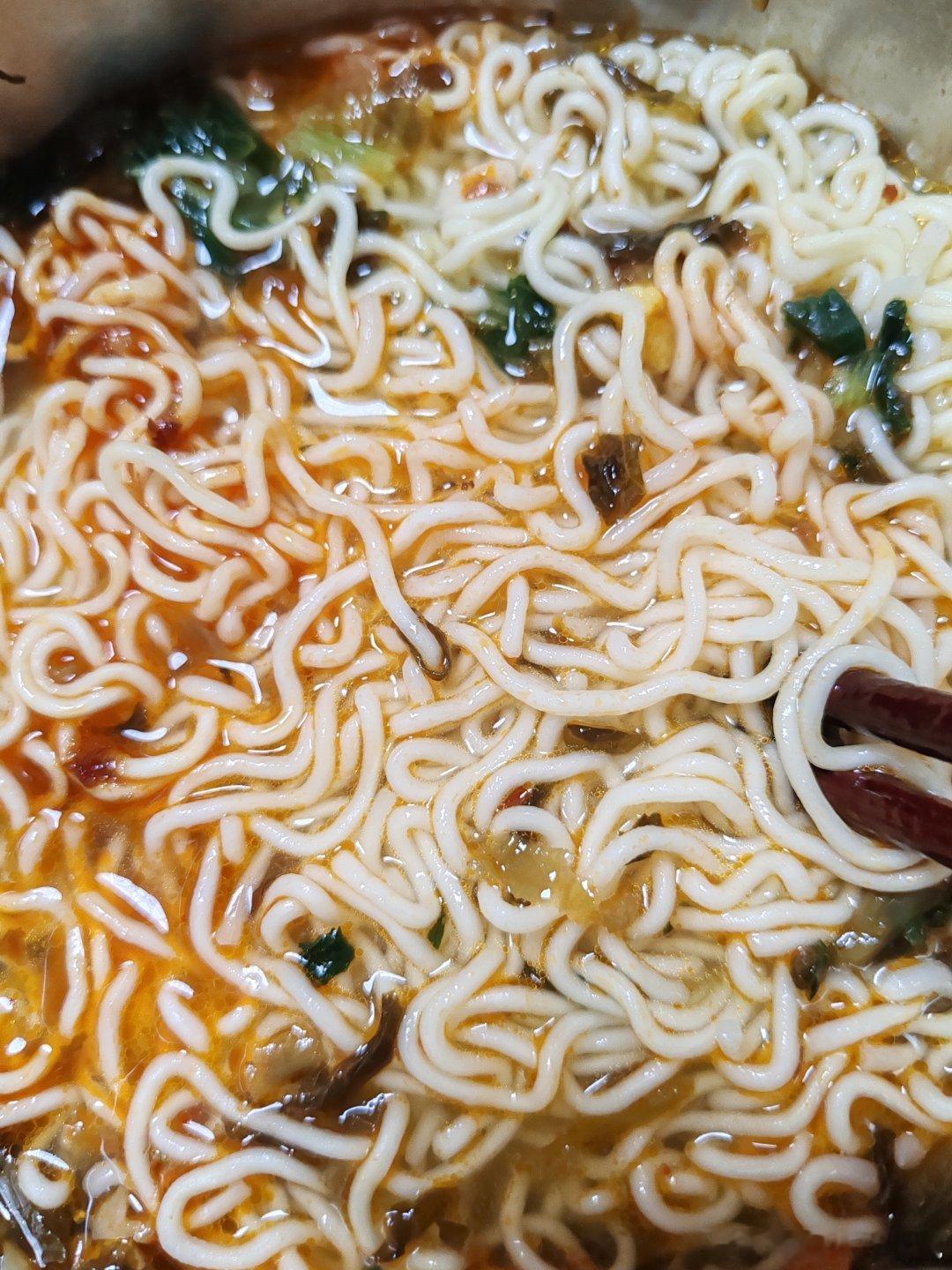 饿了，吃个泡面再睡吧。 