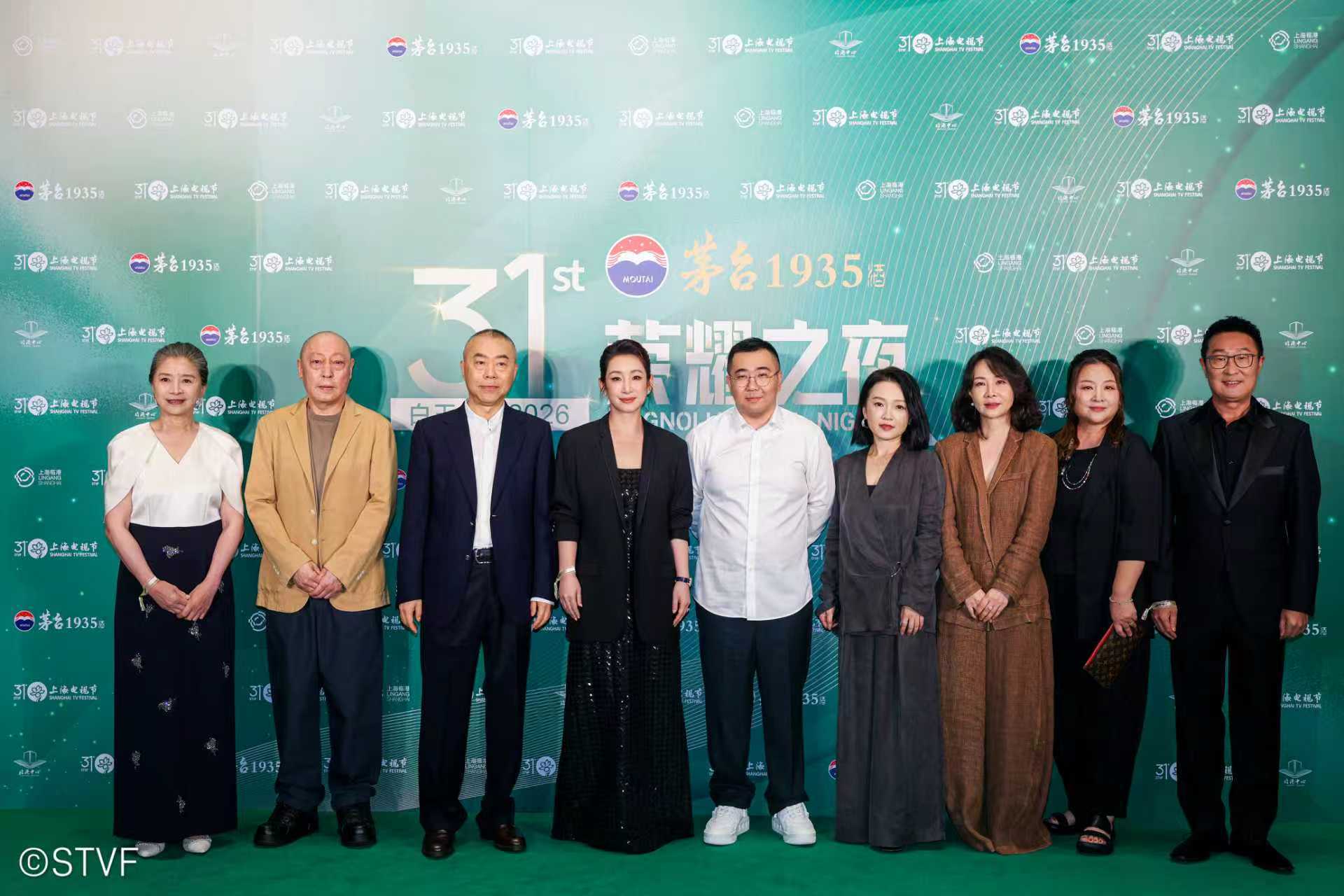 生万物剧组白玉兰重聚 《生万物》导演刘家成携演员秦海璐等主演出席，大家关系真好，