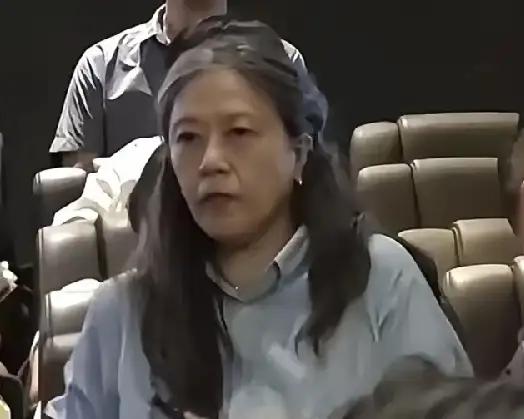 秉着爱屋及乌的想法，周星驰的家人们，也是我们爱护的对象，只有她们都健康长寿了，星