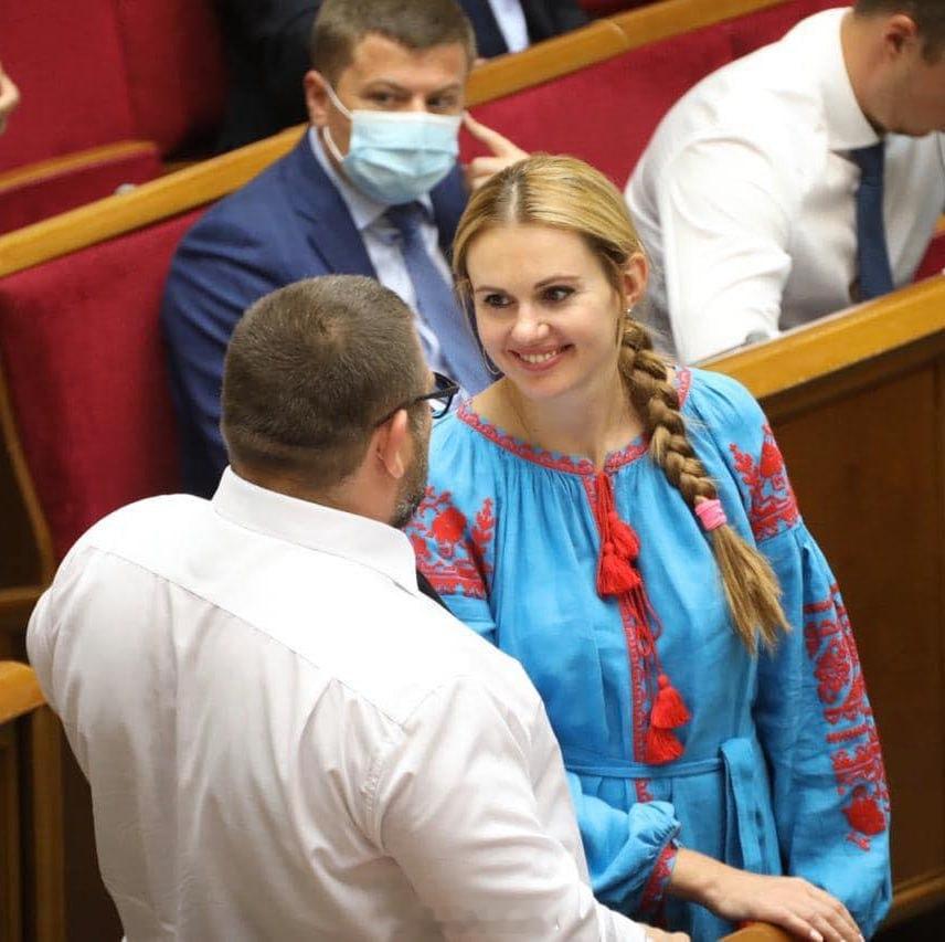 互相伤害乌克兰反腐败局和安全部门对最高拉达议员安娜・斯科罗霍德的住所进行了搜查。