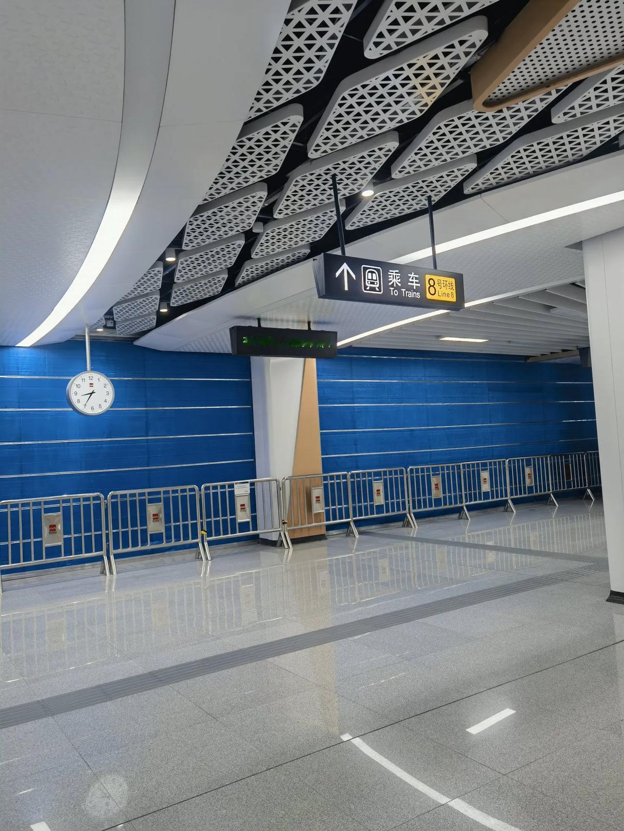 西安地铁井上村8、10号线换乘站内标识、通道等基本准备就绪，只待8号线开通运行