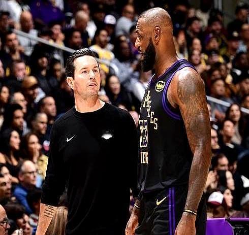 老詹一回来，湖人这锅反而揭不开了？
 

18次出手换17分这效率咱先不说，最让